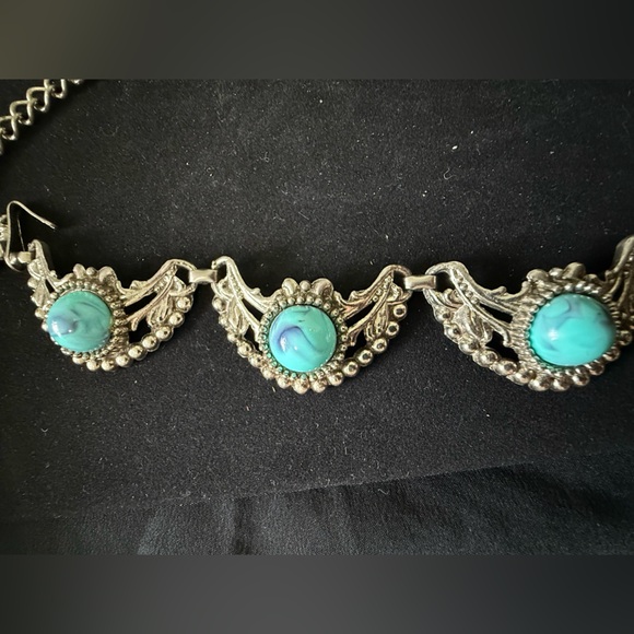 Women’s Turquoise Colored necklace - Picture 3 of 3